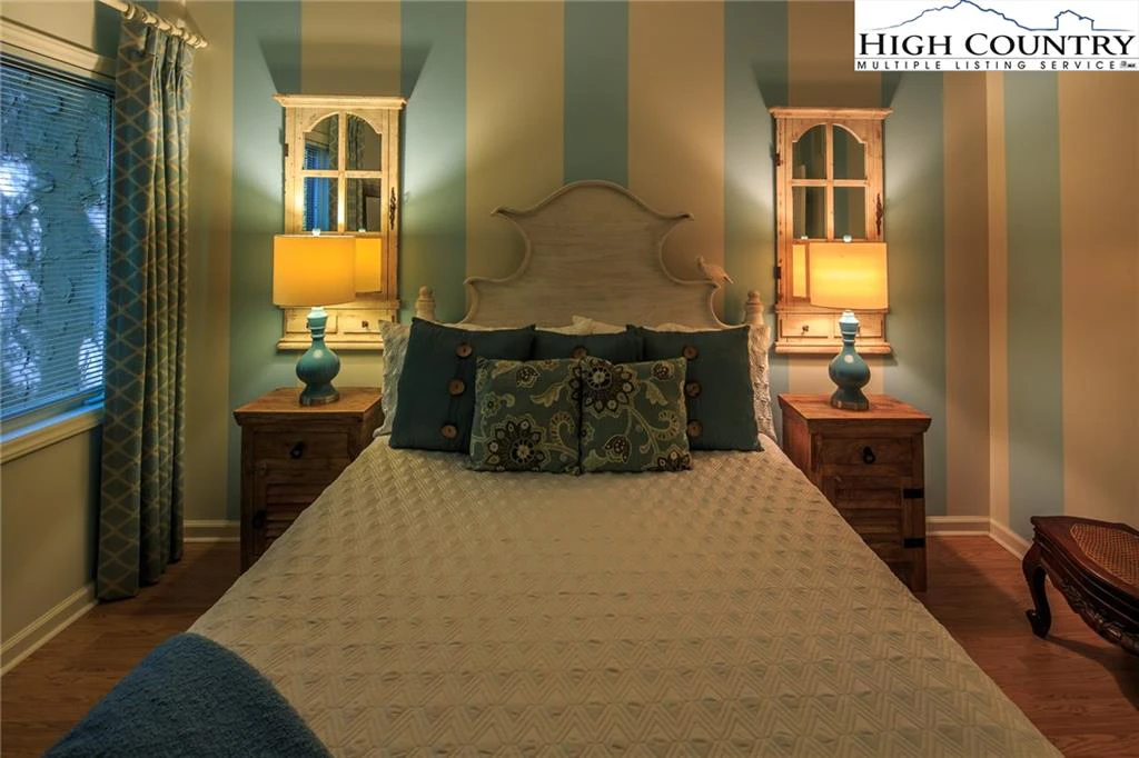 Image number 5 for the current listing