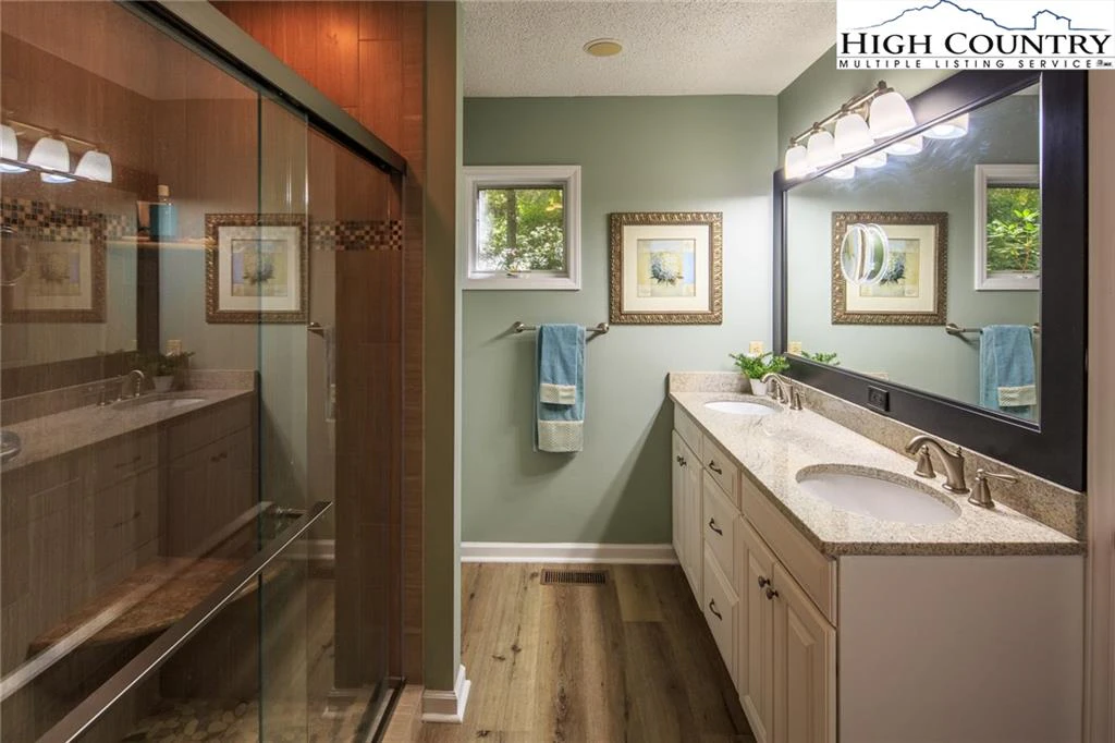 Image number 9 for the current listing