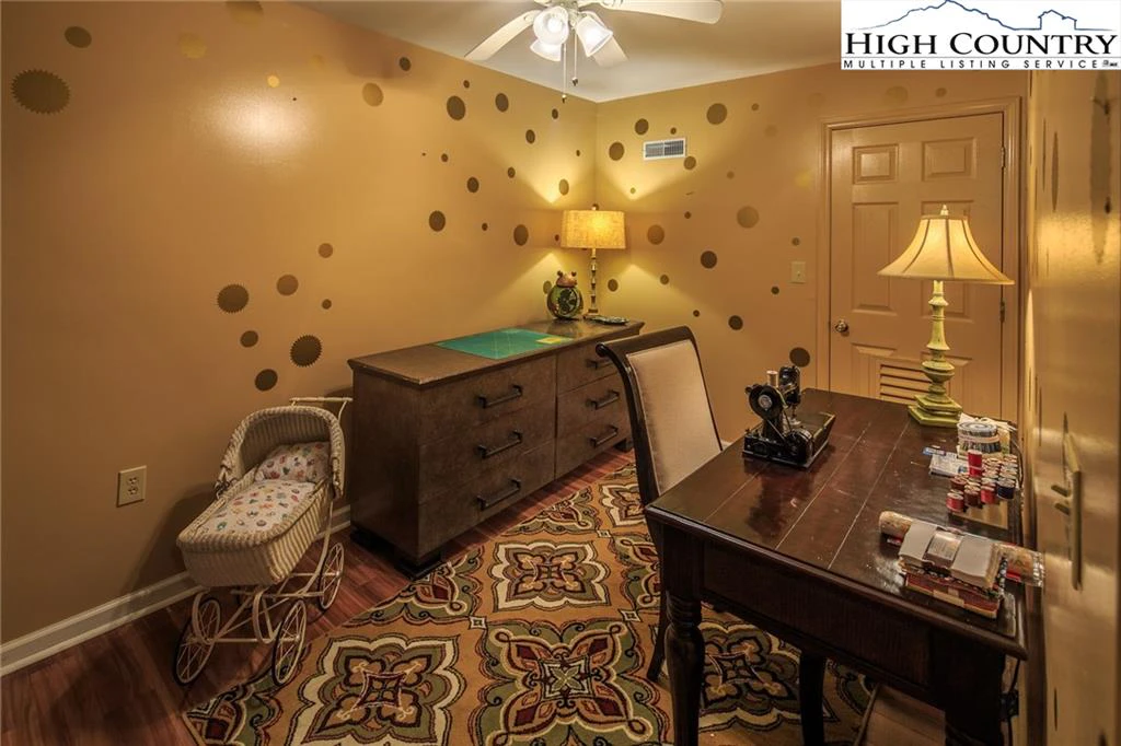 Image number 11 for the current listing
