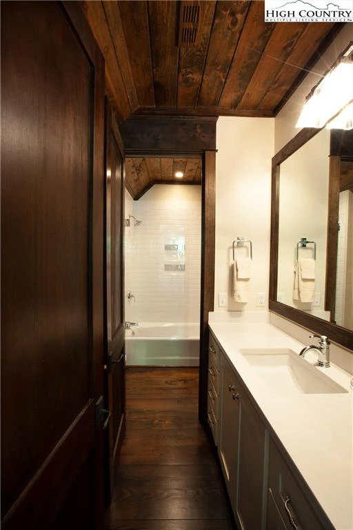 Image number 11 for the current listing