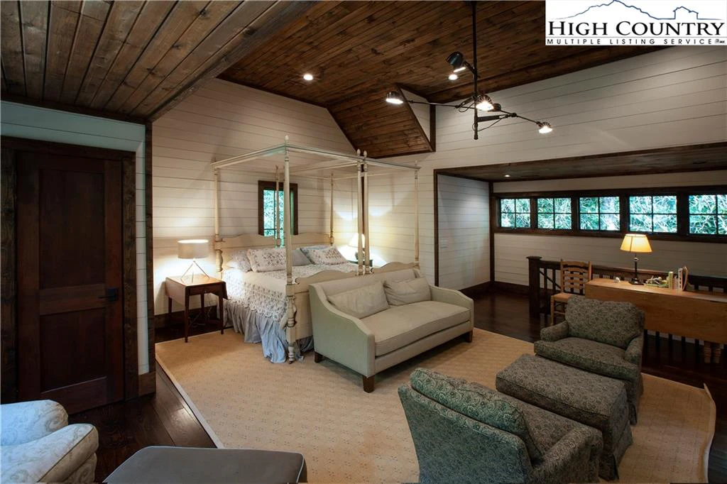 Image number 3 for the current listing