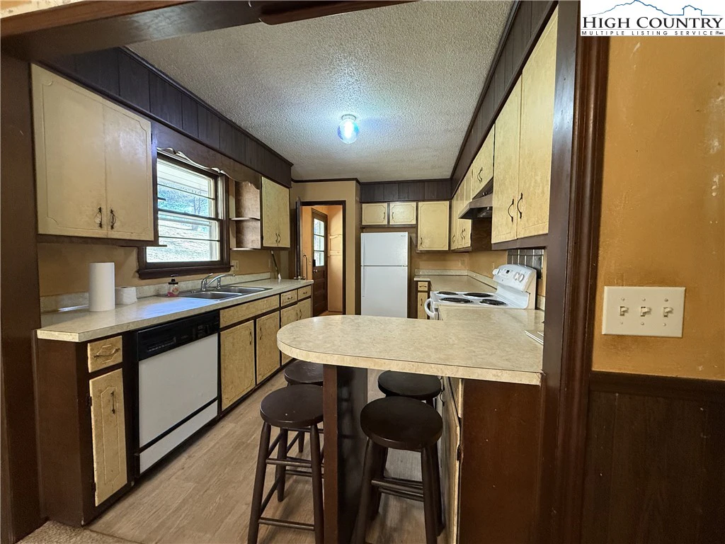 Image number 17 for the current listing