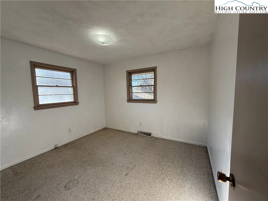 Image number 13 for the current listing