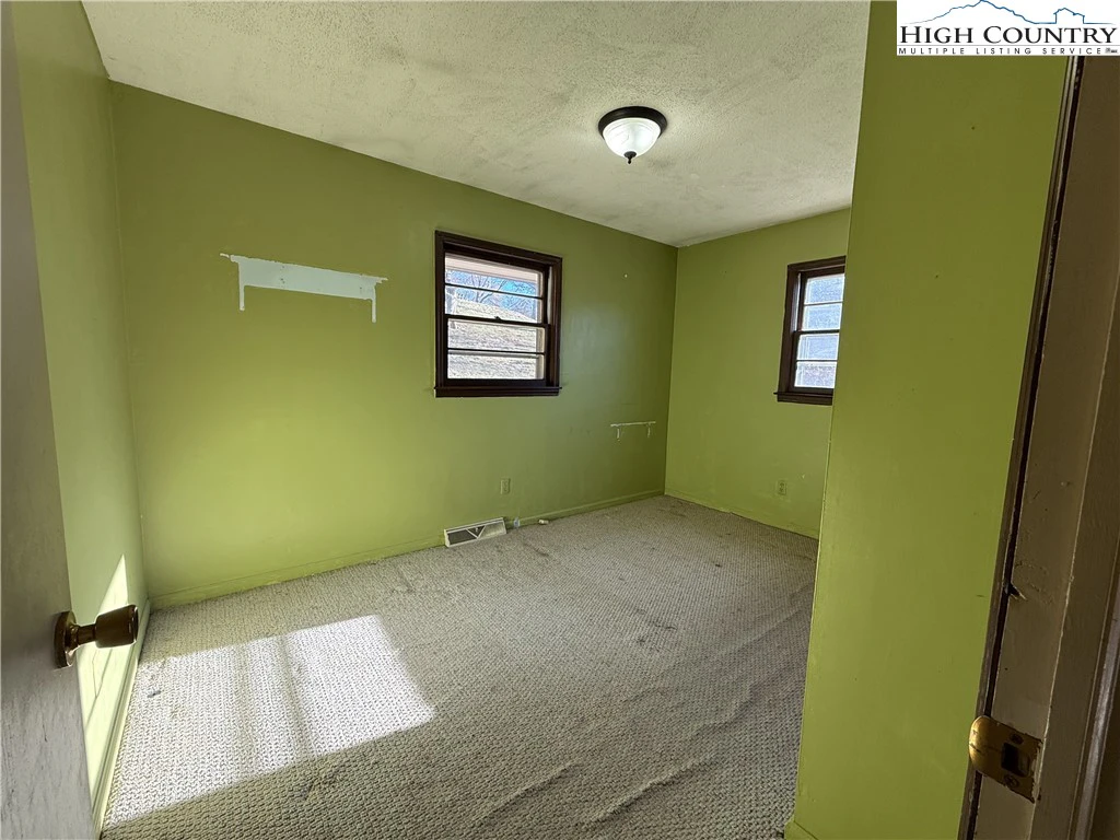 Image number 11 for the current listing