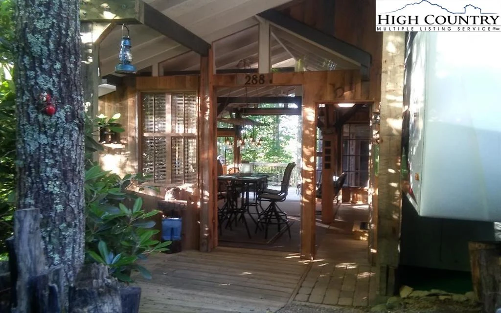 Image number 1 for the current listing