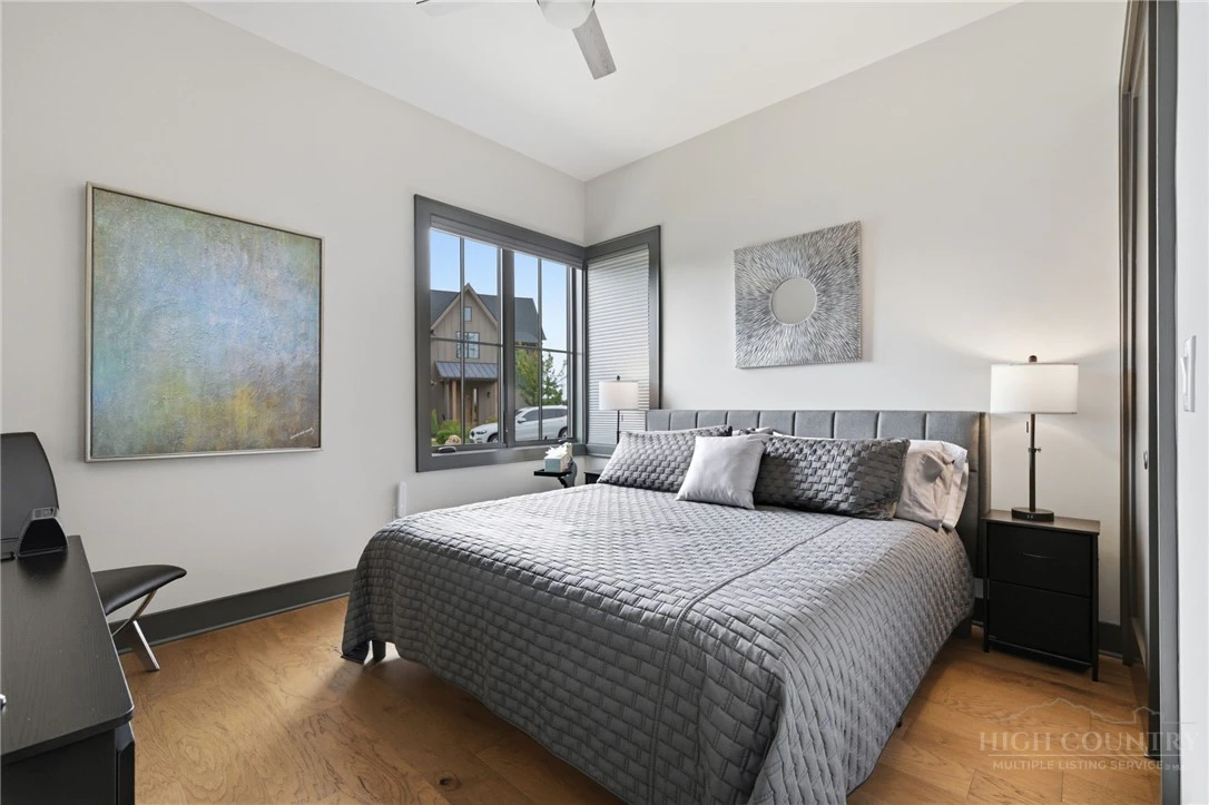 Image number 15 for the current listing