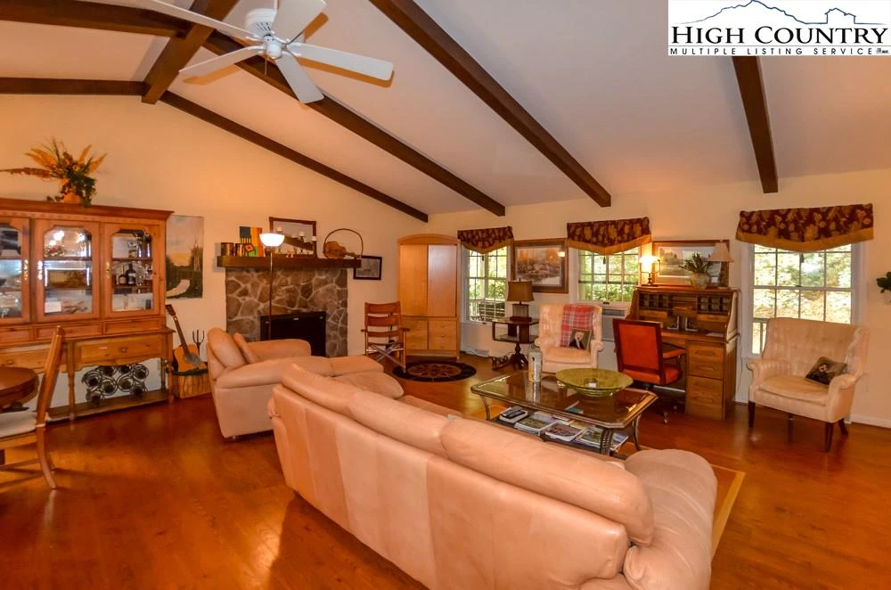 Image number 18 for the current listing
