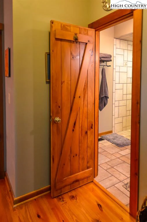 Image number 4 for the current listing