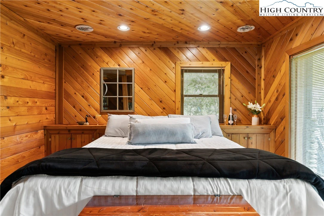 Image number 8 for the current listing