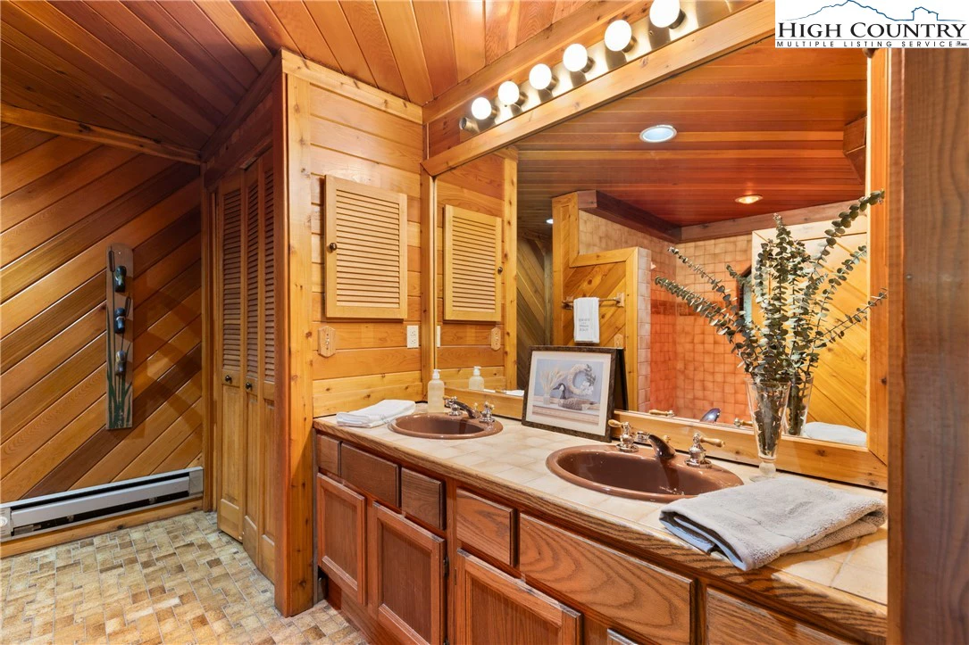 Image number 14 for the current listing