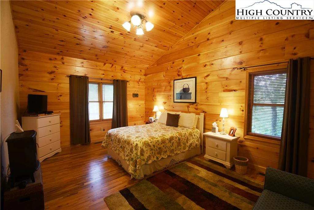 Image number 15 for the current listing