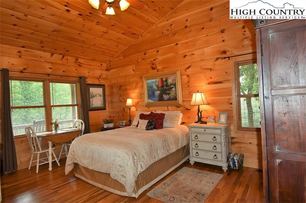 Image number 21 for the current listing