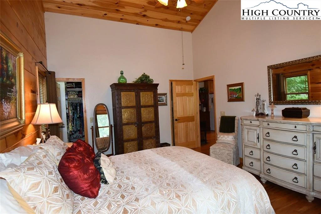 Image number 19 for the current listing