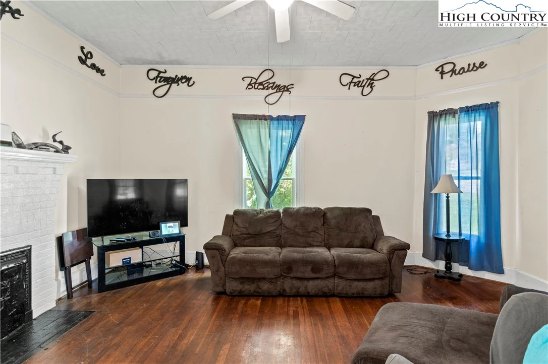 Image number 11 for the current listing