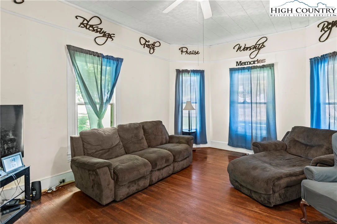 Image number 12 for the current listing