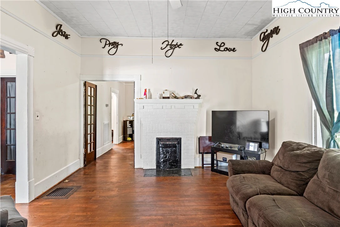 Image number 13 for the current listing