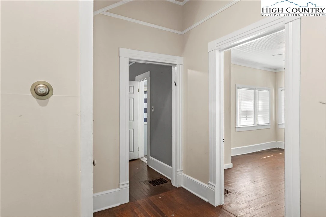Image number 16 for the current listing