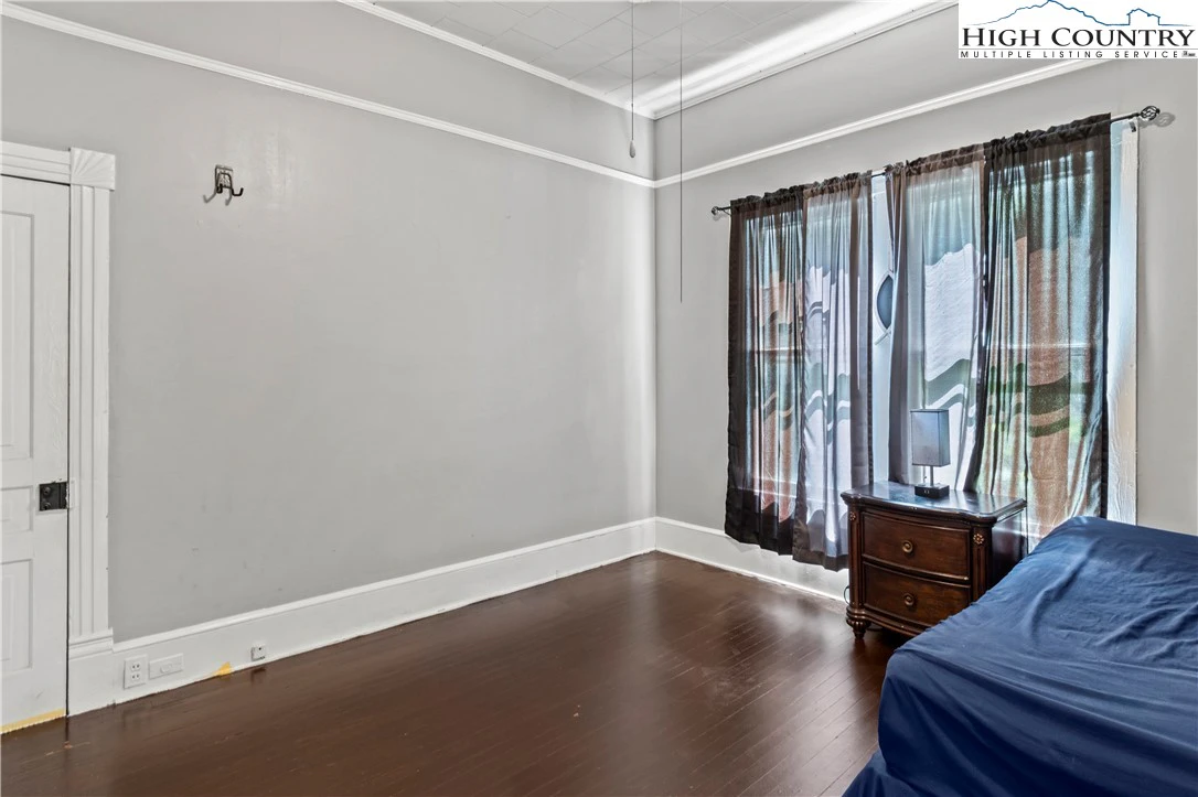 Image number 19 for the current listing