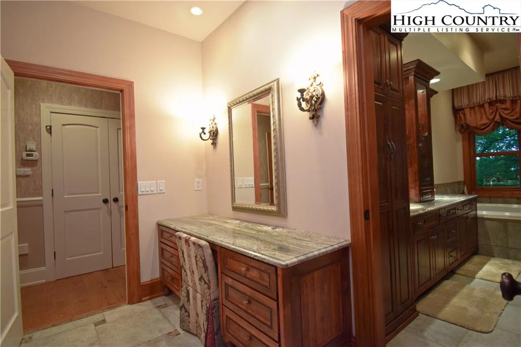 Image number 14 for the current listing
