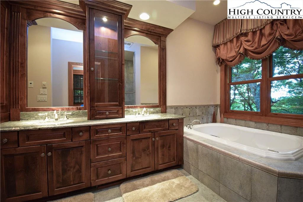 Image number 3 for the current listing