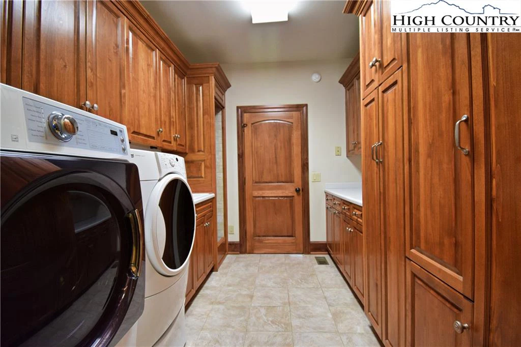 Image number 5 for the current listing
