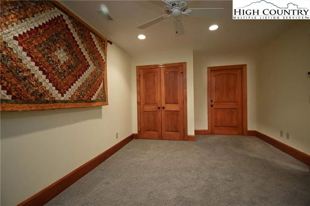 Image number 8 for the current listing