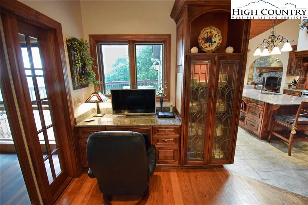 Image number 10 for the current listing