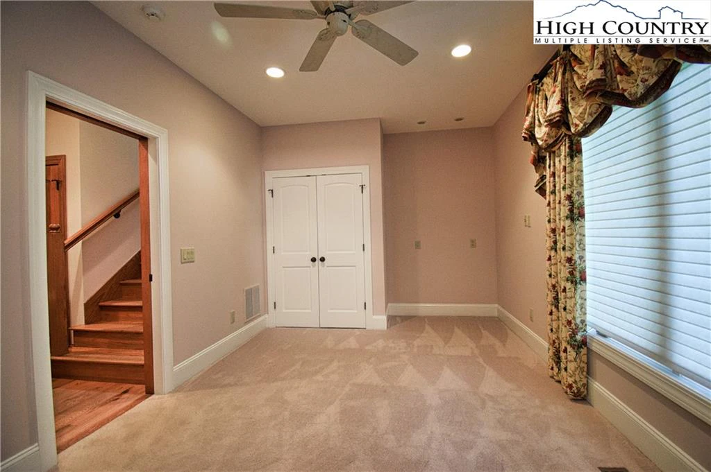 Image number 11 for the current listing