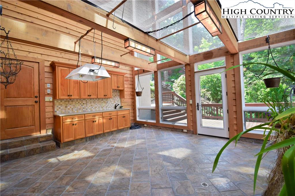Image number 18 for the current listing
