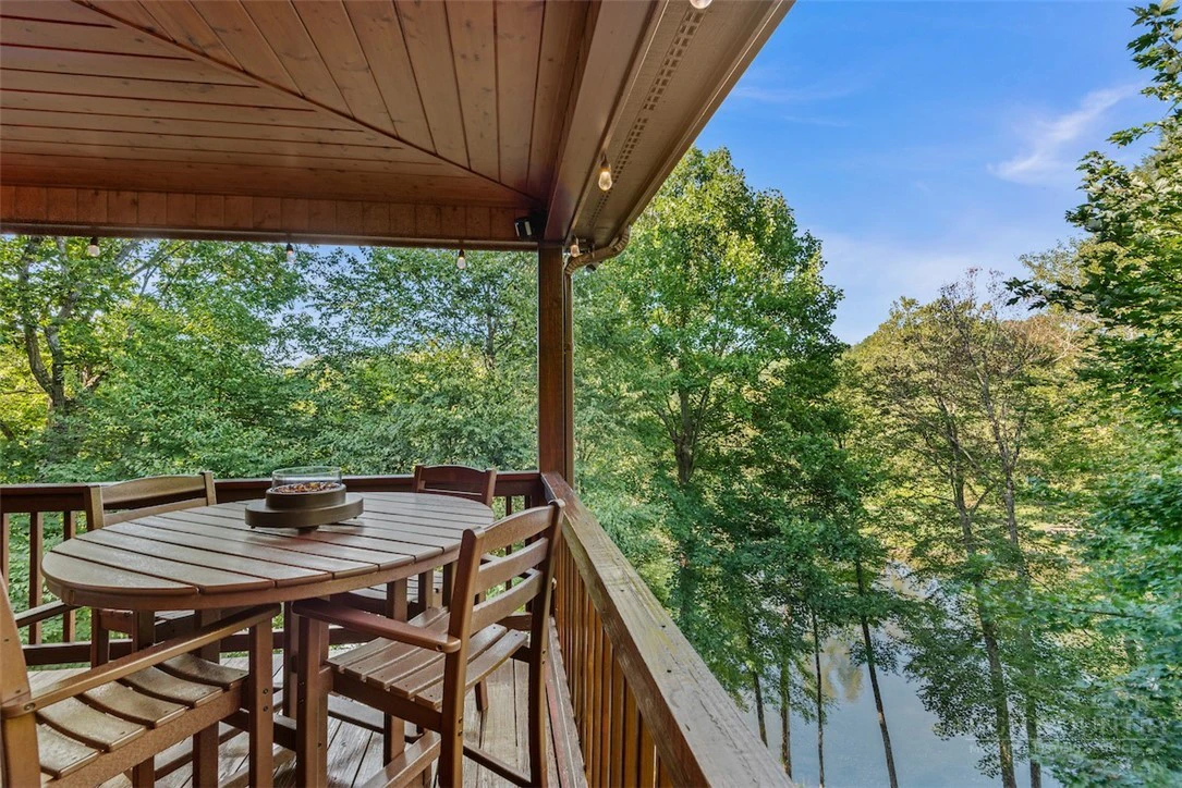 Image number 16 for the current listing