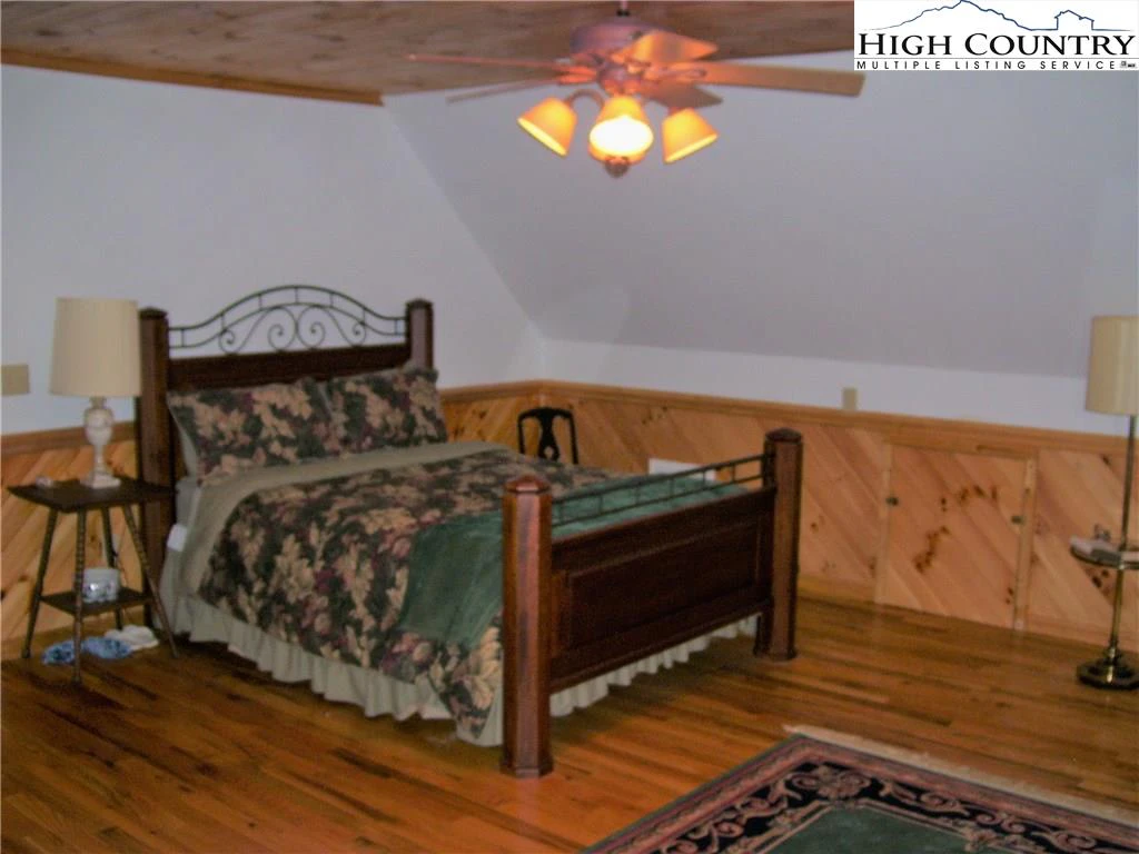Image number 16 for the current listing