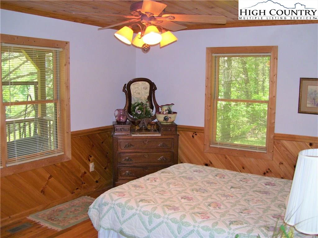 Image number 2 for the current listing