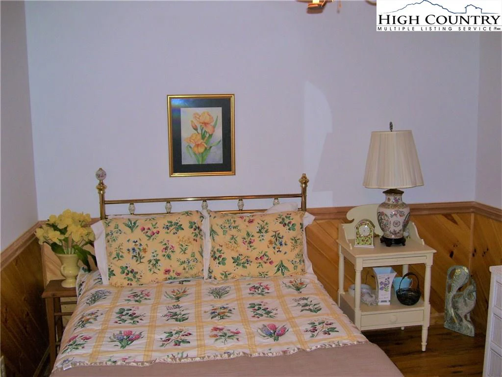 Image number 14 for the current listing