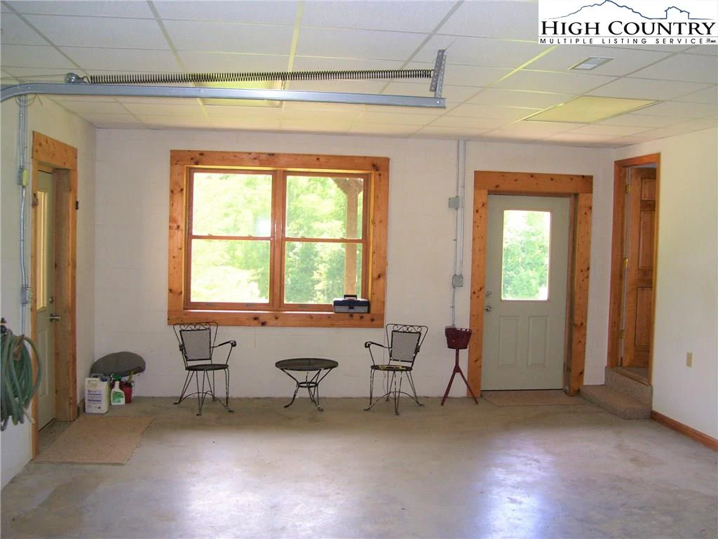 Image number 9 for the current listing