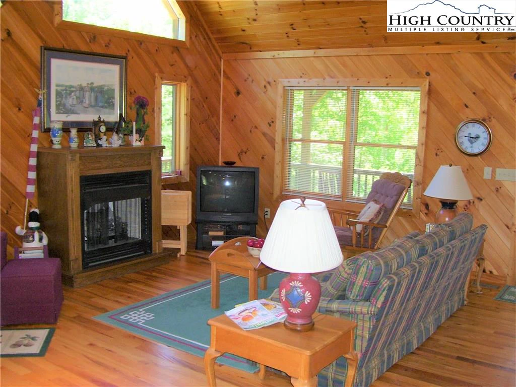 Image number 19 for the current listing