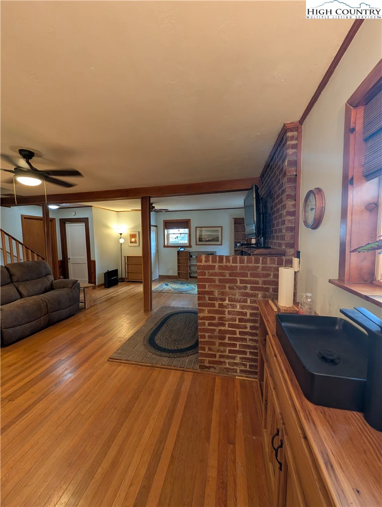 Image number 4 for the current listing