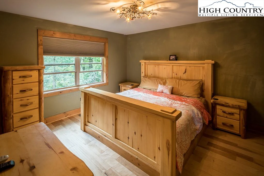 Image number 4 for the current listing