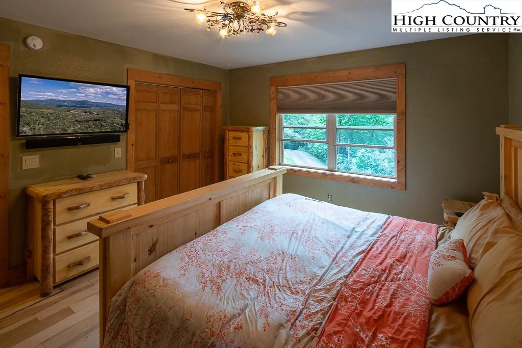 Image number 5 for the current listing