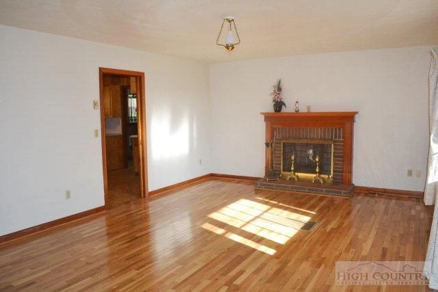 Image number 19 for the current listing