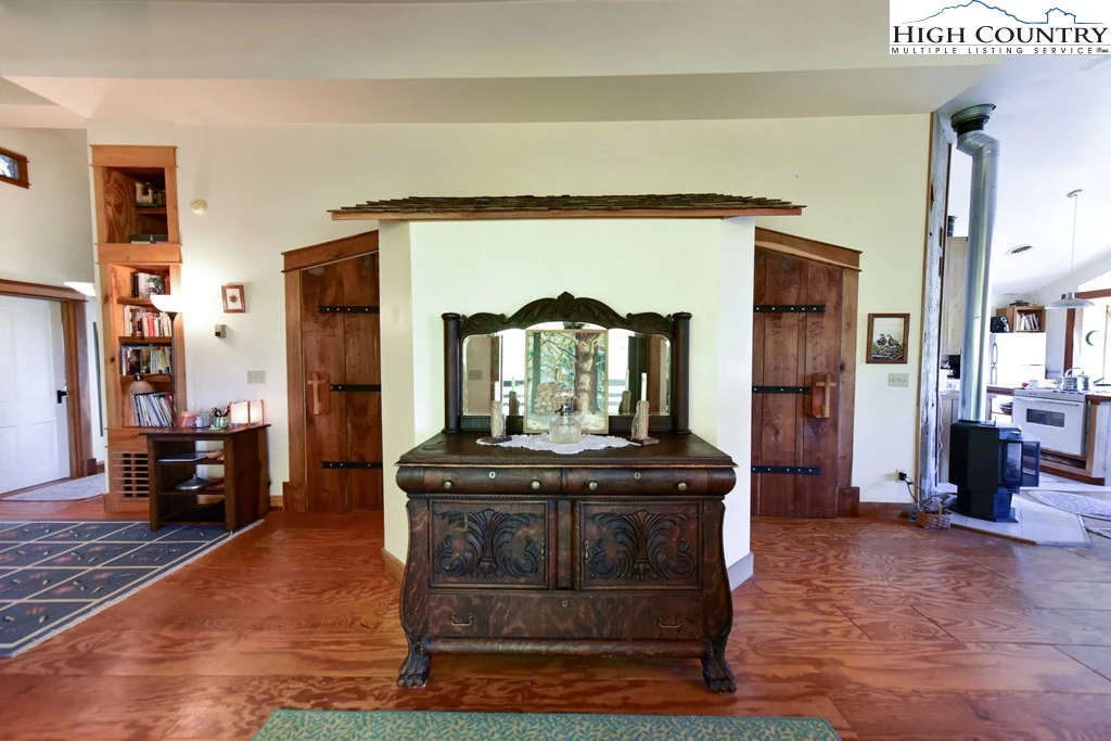 Image number 15 for the current listing