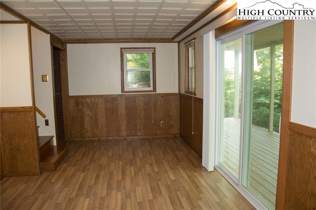 Image number 13 for the current listing