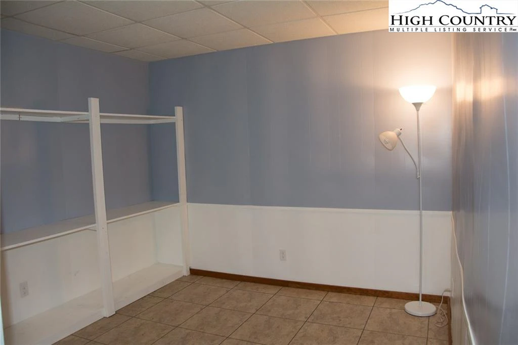 Image number 14 for the current listing