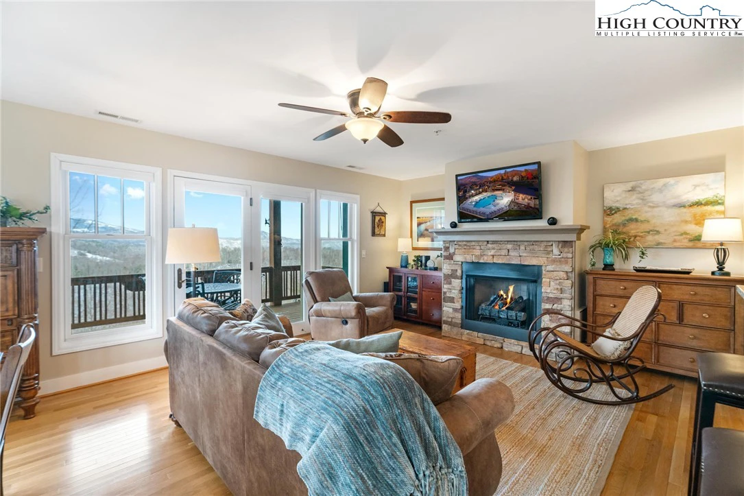 Image number 1 for the current listing