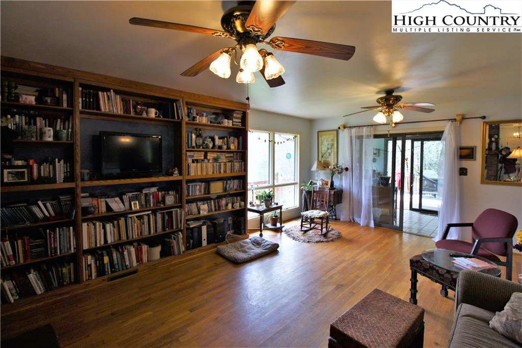 Image number 3 for the current listing