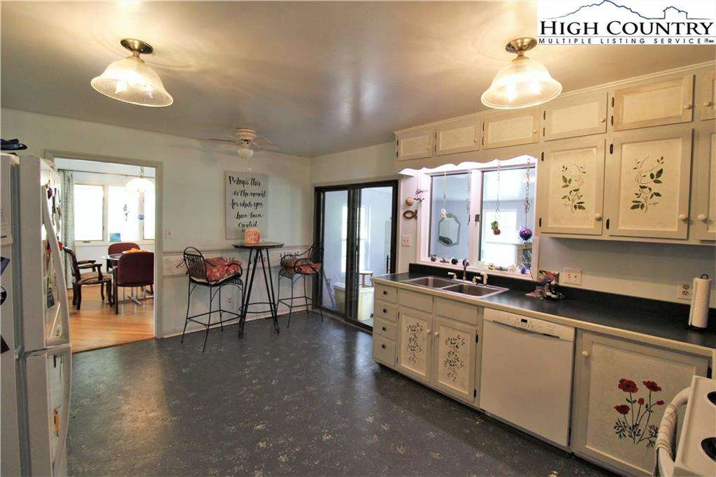 Image number 7 for the current listing