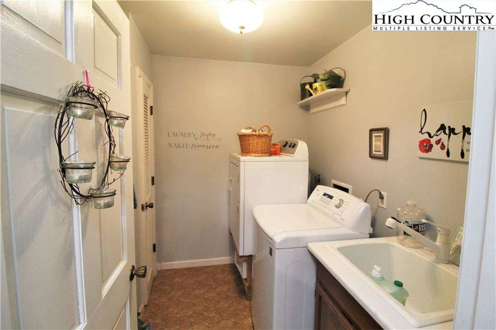 Image number 8 for the current listing