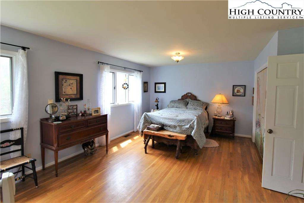 Image number 10 for the current listing