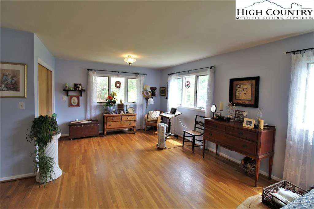 Image number 11 for the current listing