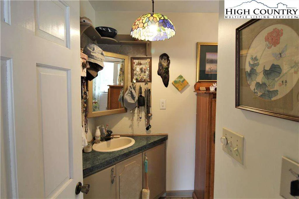 Image number 12 for the current listing