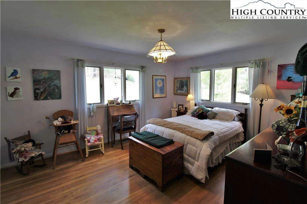 Image number 14 for the current listing